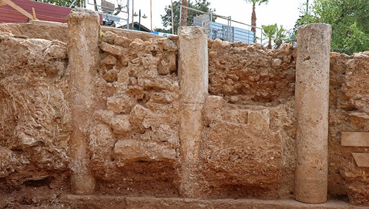 Antalya'da Hıdırlık Kulesi kazılarında sütunlu yapı gün yüzüne çıkarıldı
