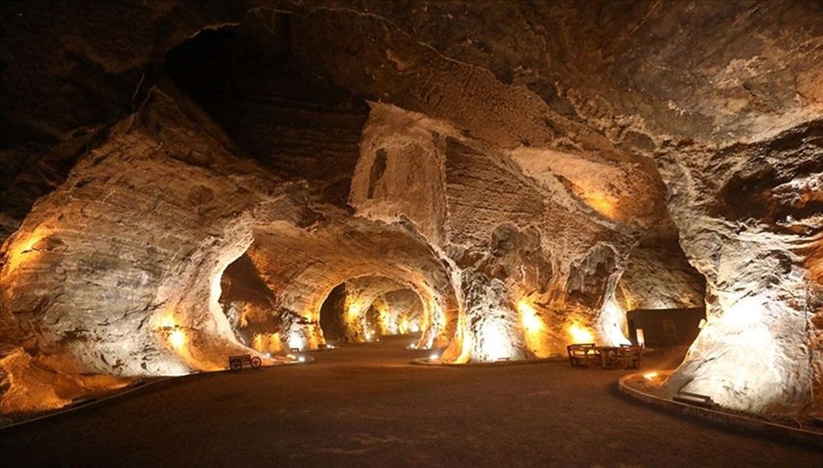 Yer altındaki tuz mağaraları turistlerin ziyaret rotasında oluyor