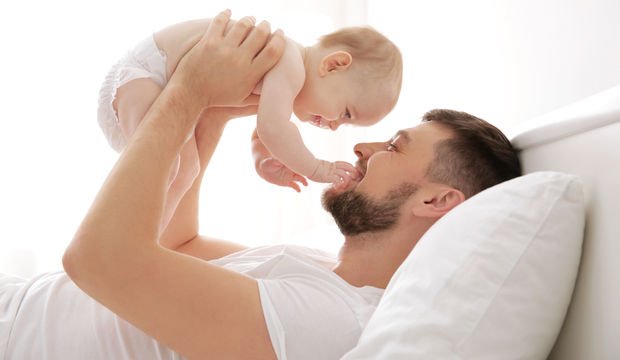 Babasıyla oynayan bebeklerin otokontrol becerisi gelişiyor